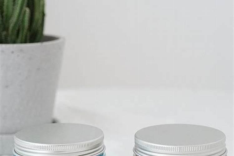 冬天打雪仗时松软的雪靠什么形成雪球？有时抓在手里却像粉一样