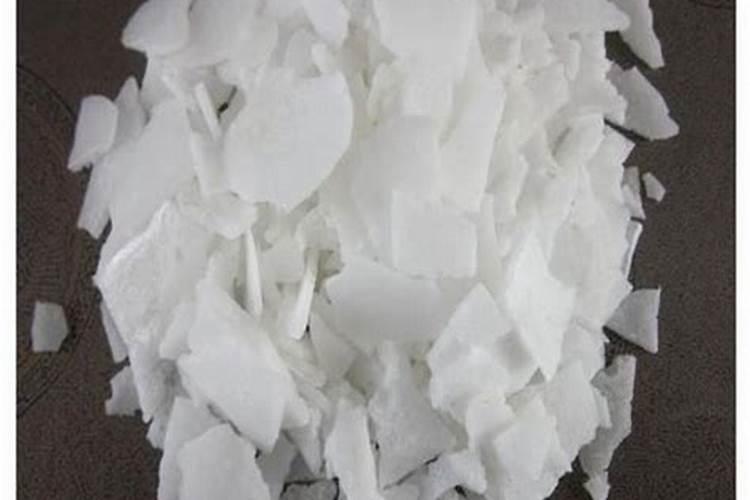今年的大雪是百年未遇的,在积雪上撒盐可以融雪,但是易造成土壤中含盐...