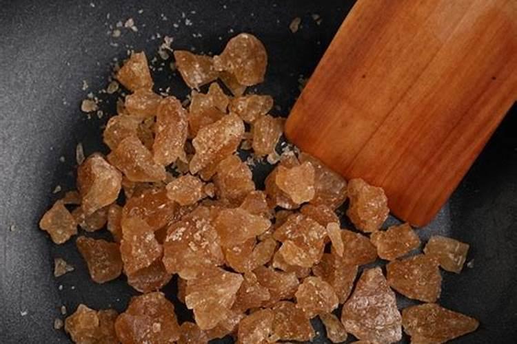 豇豆叶片出现紫褐色的病斑,背面有煤烟状的霉,是什么病？怎么防治？