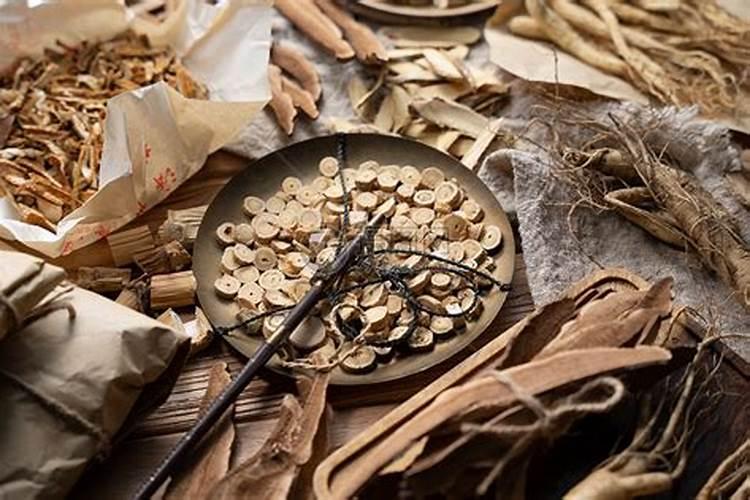 买的草莓秧种的,结了一个果,叶子开始发红,请问正常么？还是缺肥了？土是...