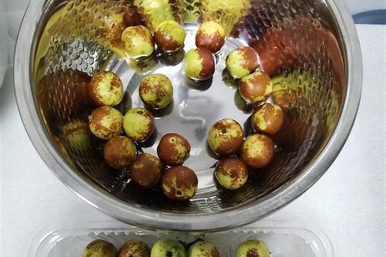 冬枣花脸的原因是什么呢？看起来不清爽,像是很多天的枣子一样