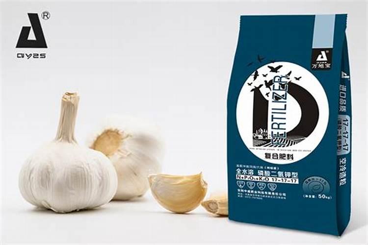 海南鲜槟榔吃的时候槟榔叶子上面抹的白色是什么？