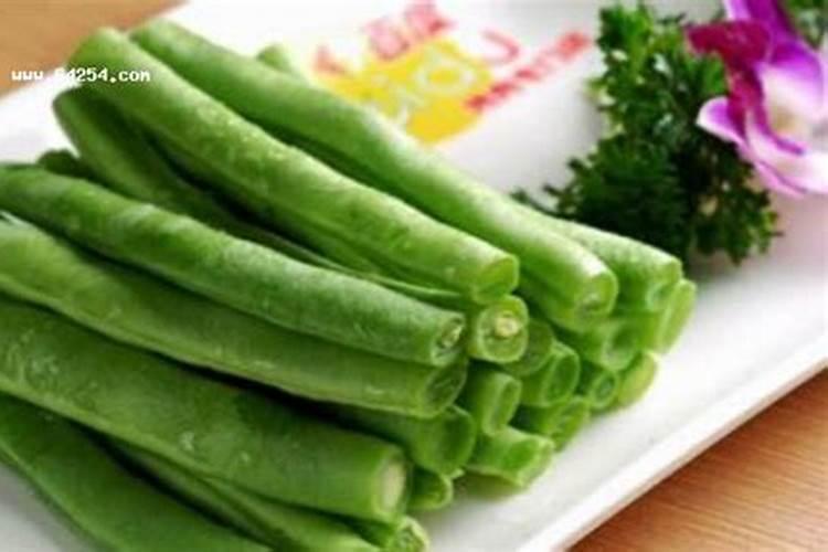 请各位专家给看看我的冷棚四季豆是咋回事？用啥药？谢谢了