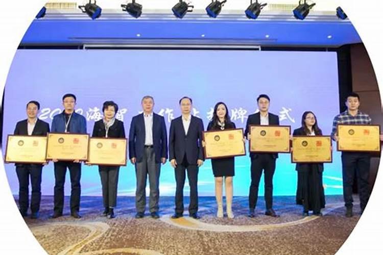 ...裳每年都会生很多绿色小虫卵,不知是什么虫,叶子蜷曲萎缩,怎么...