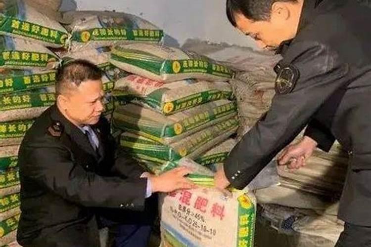 仓库中有一包化肥是一种白色晶体,小刚想弄清其成分,他取适量化肥样品进...