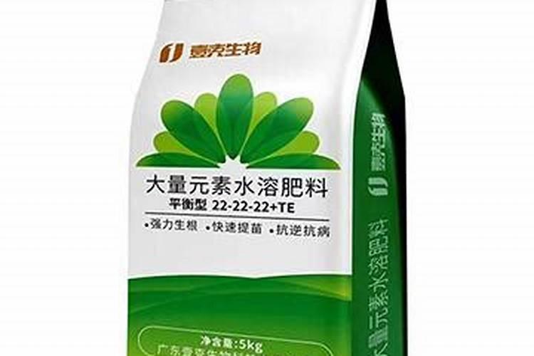 平菇在出菇的期间,应该怎样浇水？只是把水浇在地面还是浇在菌袋上...