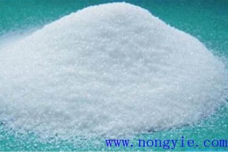 “碳铵”(NH4HCO3)是一种常用的化学肥料,易溶于水,受潮时在常温下就能...