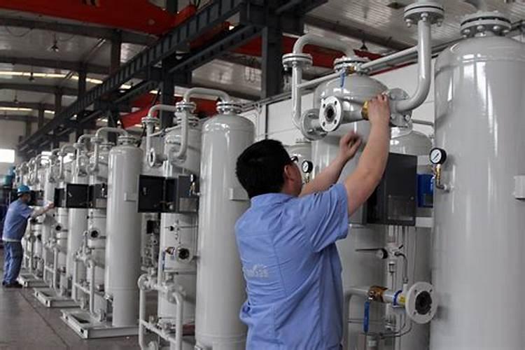 在锅炉给水中或锅炉内水中为什么要加磷酸盐？应注意什么？