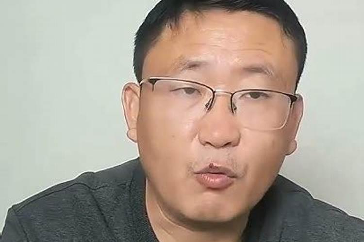 多菌灵粉剂可以和尿素拌在一起撒在秧苗上吗