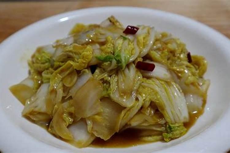 菜园子的白菜生长旺盛,老人说白菜要想长好,就要喷醋,白菜喷醋有用...