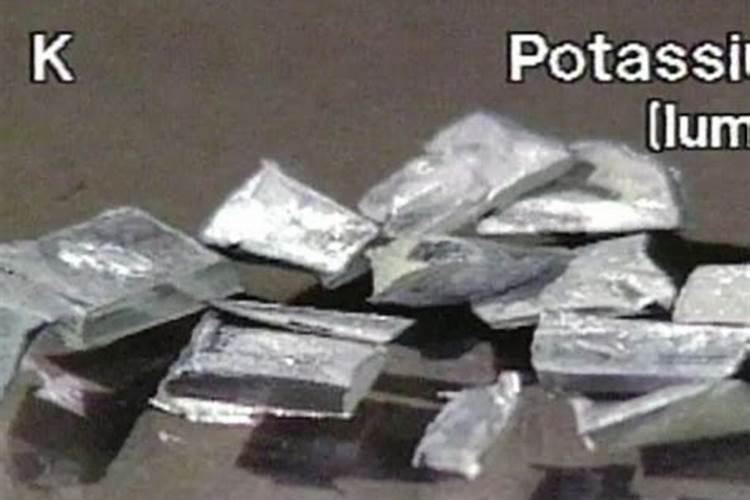 灼烧钾肥氮肥的现象各是什么？跪求·!!!