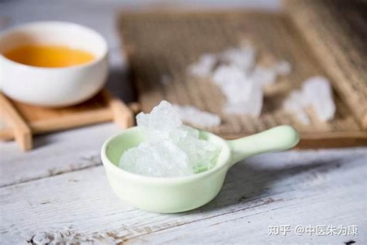 ...市场卖鱼那看到卖鱼老往鱼水里洒了很多像盐一样的东西进去,想问大家...