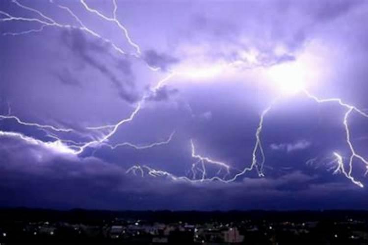 请简明地介绍一下雷雨(闪电)“制造”氮肥的过程.