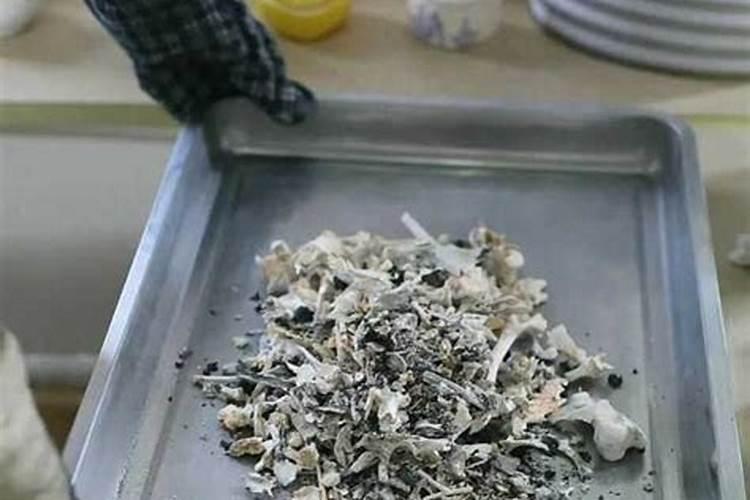 人火化后,骨灰是什么颜色.怎么回是固体？