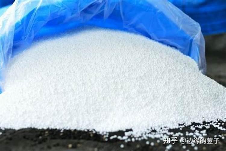 .苜蓿草喷磷酸二氢钾和尿素比例是多少？