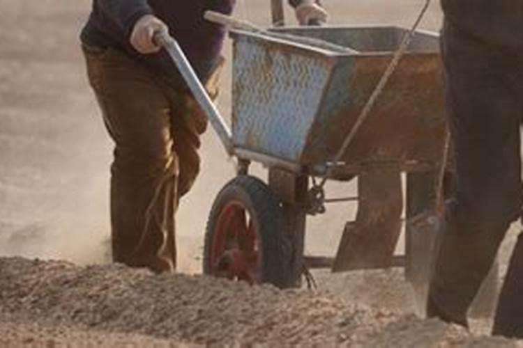 施肥在土面上好几天没下雨会失效吗？