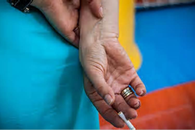 旱烟跟香烟比较哪个危害更大？